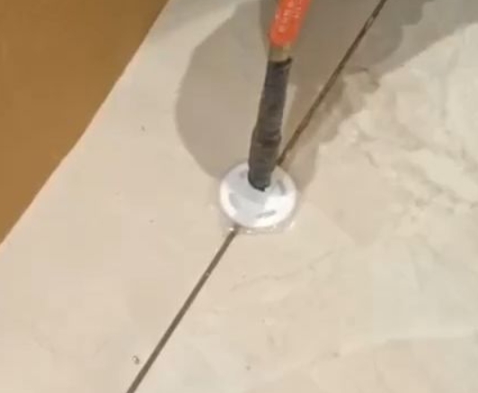 高昌瓷砖空鼓维修公司专业解答瓷砖在铺贴过程中，如果没有涂抹均匀到位的粘结材料（如水泥砂浆或瓷砖胶），可能会导致以下问题