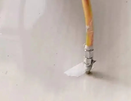 高昌瓷砖空鼓维修公司专业解答在瓷砖铺贴过程中，如果使用的砂料过粗（如全部使用了粗砂），可能会导致以下问题